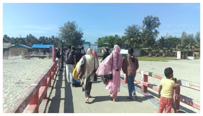 ​পর্যটকের পদচারণে মুখর সেন্টমার্টিন, দ্বীপজুড়ে কর্মচাঞ্চল্য