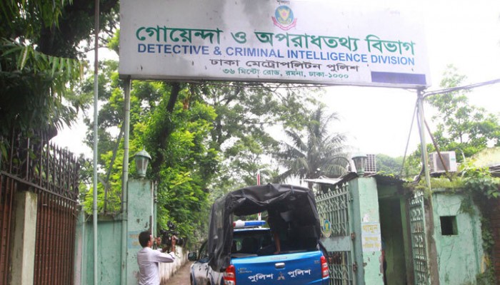 ​বিনামূল্যের দুই ট্রাক বই বাজারে বিক্রি, আটক ২