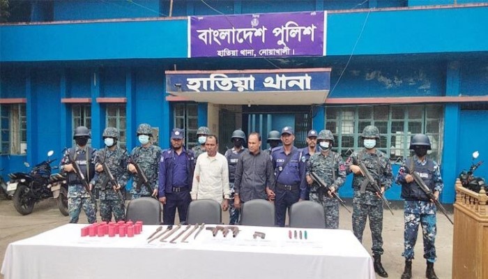 যৌথবাহিনীর ওপর ককটেল নিক্ষেপ, অস্ত্র-গুলিসহ আটক ২