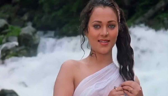 ​খোলা আকাশের নিচে পোশাক বদল অভিনেত্রীর
