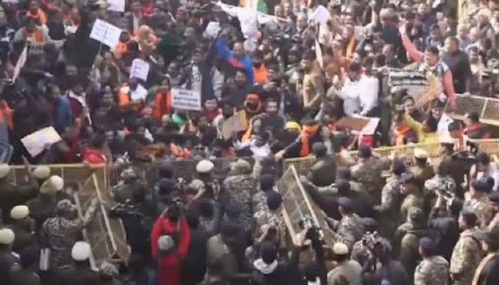দিল্লিতে বাংলাদেশ হাইকমিশনের সামনে বিক্ষোভ, ব্যারিকেড ভেঙে ঢোকার চেষ্টা