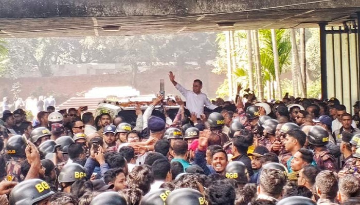 ওসমান হাদির কবরে শ্রদ্ধা জানালেন তারেক রহমান