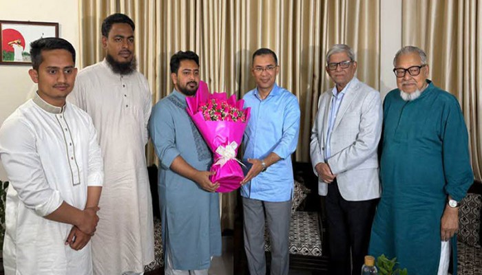 নাহিদ ইসলামের বাসায় তারেক রহমান