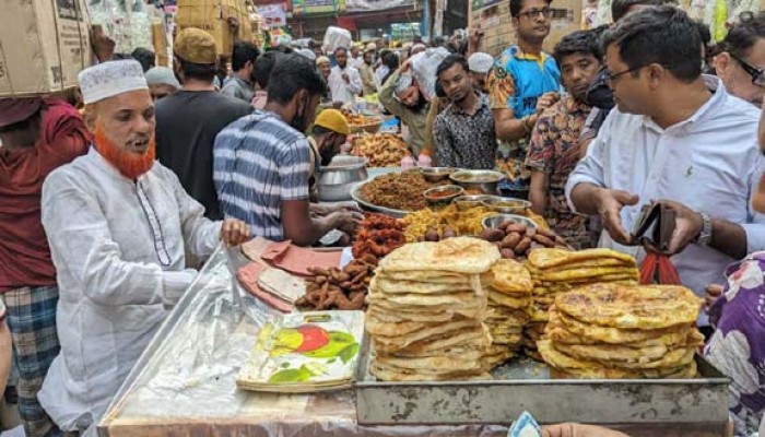 রোজার প্রথম দিনেই চকবাজারের ইফতারির স্বাদ নিতে ভিড়